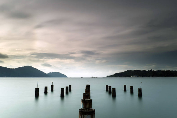 Long exposure view of wooden posts Marina Island, Lumut, Perak, Maleisië. - Foto, afbeelding