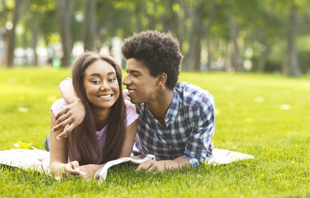 Šeptat o lásce. Romantické teenagery, které leží venku na trávě - Fotografie, Obrázek