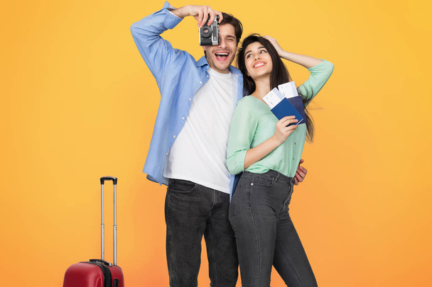 Έτοιμοι για ταξίδι. Ευτυχισμένο ζευγάρι με βαλίτσα και εισιτήρια - Φωτογραφία, εικόνα