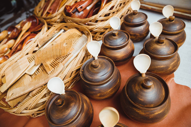 Wooden utensils: sugar bowls with a spoon inside and a lid at the exhibition. - Foto, Imagem