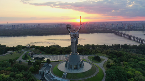 Imágenes de aviones no tripulados Vista aérea del Monumento a la Patria en Kiev Kiev, Ucrania
 - Metraje, vídeo