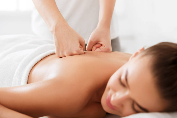 Terapeuta professionista che fa massaggio alla schiena alla donna
 - Foto, immagini