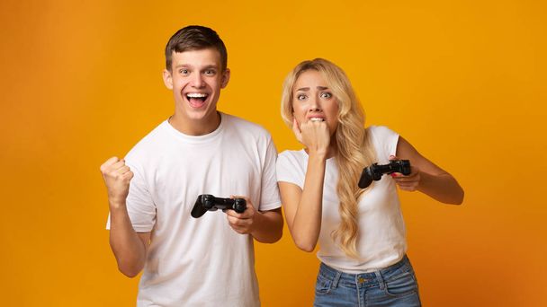 Couple de jeu jouant jeu vidéo avec joysticks
 - Photo, image