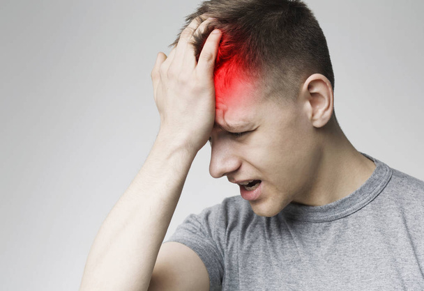Πονοκέφαλος πόνος. Χιλιαία άνθρωπος που έχει επώδυνη ημικρανία - Φωτογραφία, εικόνα
