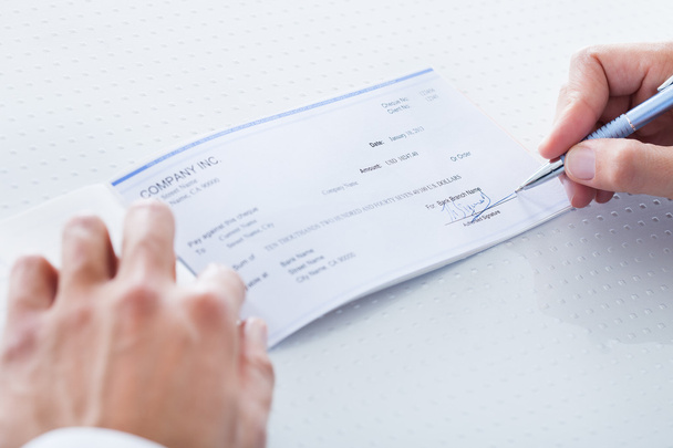Close-up Of Hand Filling Cheque - Fotoğraf, Görsel
