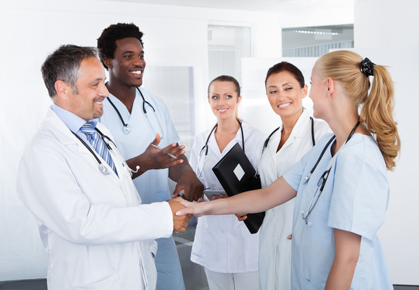Gruppe glücklicher multiethnischer Ärzte - Foto, Bild