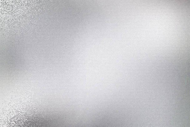 Świecąca srebrna metalowa ściana z porysowanym powierzchnią, abstrakcyjna tekstura tła - Zdjęcie, obraz