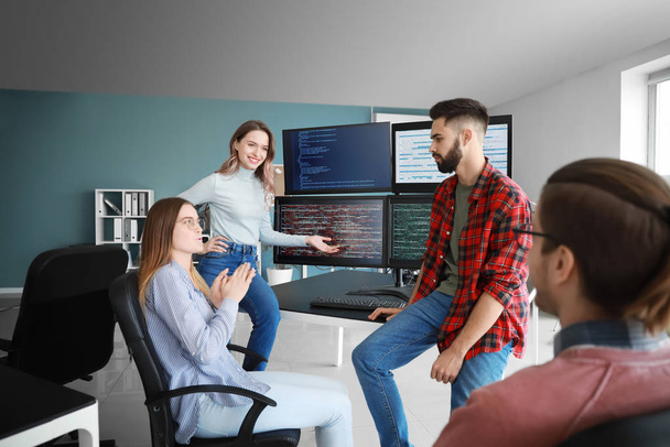 Команда программистов, работающих в офисе
 - Фото, изображение