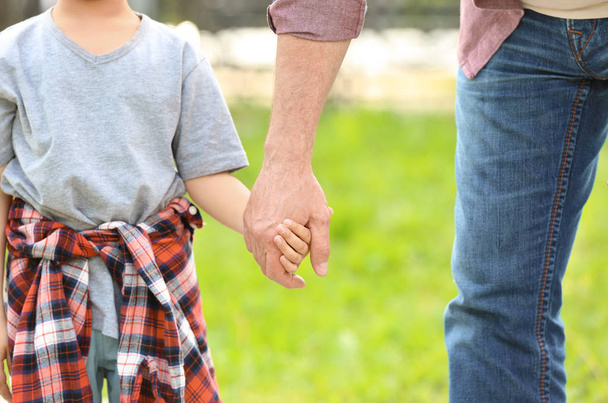 Rozkošný malý chlapec s dědečkem, který drží ruce venku - Fotografie, Obrázek