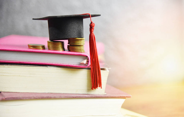 Beurzen onderwijsconcept met Graduation Cap op muntgeld - Foto, afbeelding