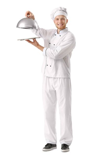 schöner männlicher Koch mit Tablett und Cloche auf weißem Hintergrund - Foto, Bild