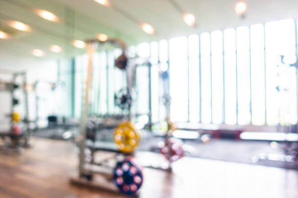 Equipo de fitness abstracto desenfocado y desenfocado en el interior de la sala de gimnasio
 - Foto, imagen