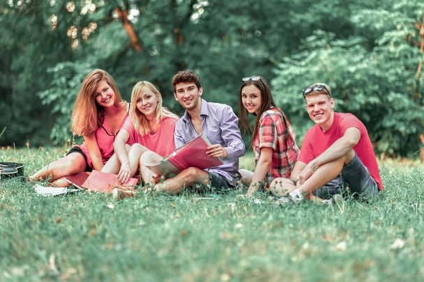 a group of students with notebooks in a Park on a Sunny day - Foto, Imagen