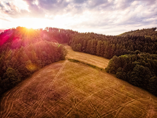 Zonsondergang over een veld in de Tsjechische Republiek - Foto, afbeelding