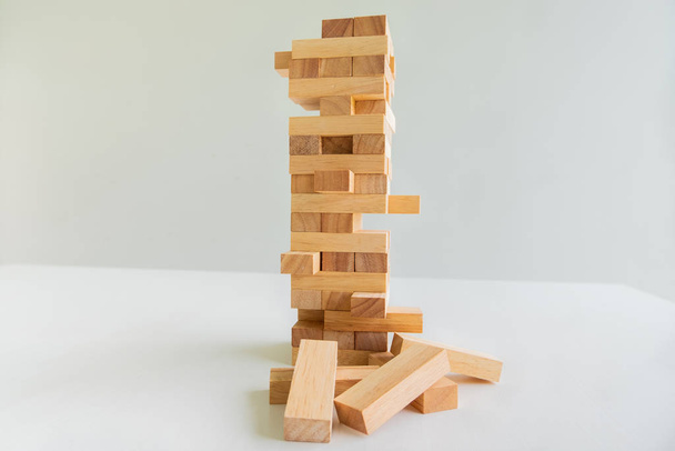 Houten blok toren met architectuur model, concept risico van management en strategieplan, groei Business succes proces en teamwerk - Foto, afbeelding