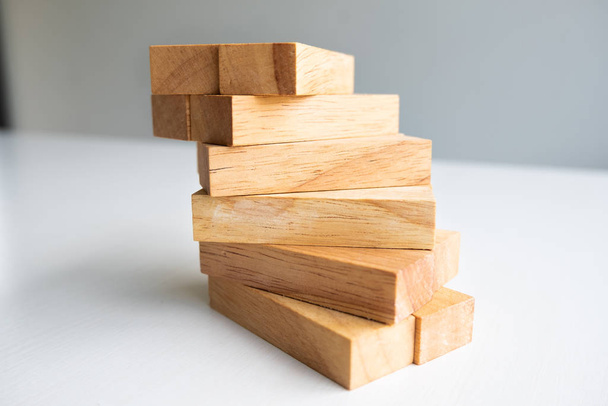 Torre in blocchi di legno con modello di architettura, concetto Piano di gestione e strategia, processo di successo aziendale in crescita e lavoro di squadra
 - Foto, immagini