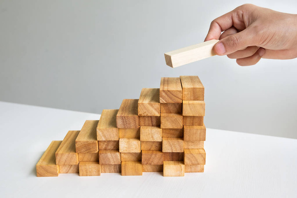 Juego de madera de bloques de mano, Concepto de riesgo de gestión y plan de estrategia, proceso de éxito del negocio de crecimiento y trabajo en equipo - Foto, imagen