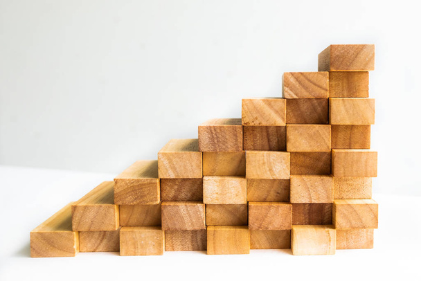 Torre in blocchi di legno con modello di architettura, concetto Piano di gestione e strategia, processo di successo aziendale in crescita e lavoro di squadra
. - Foto, immagini