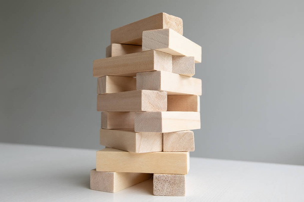 Dřevěná věž s architektonickými modely, koncept riziko managementu a strategického plánu, růstového obchodního úspěchu a týmové práce - Fotografie, Obrázek