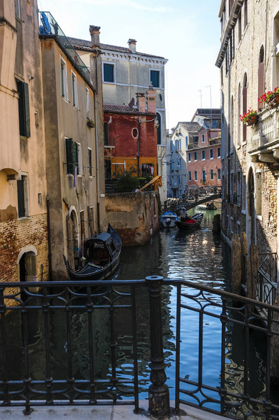 Βενετία, Ιταλία-Ιούλιος, 07, 2019: αστικό τοπίο με την εικόνα του καναλιού στη Βενετία, Ιταλία - Φωτογραφία, εικόνα