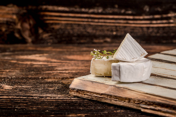 Μπρι. Καμεμπέρ. Λευκό-ωίδιο μαλακό τυρί φέτα μακρό πλάνο - Φωτογραφία, εικόνα
