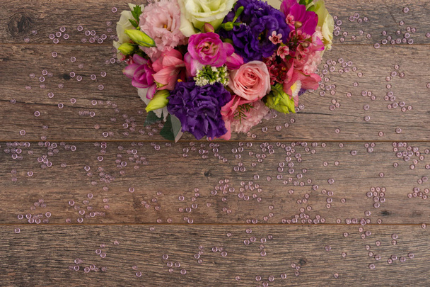 Pohled na čerstvé lilie v tabulce - Fotografie, Obrázek