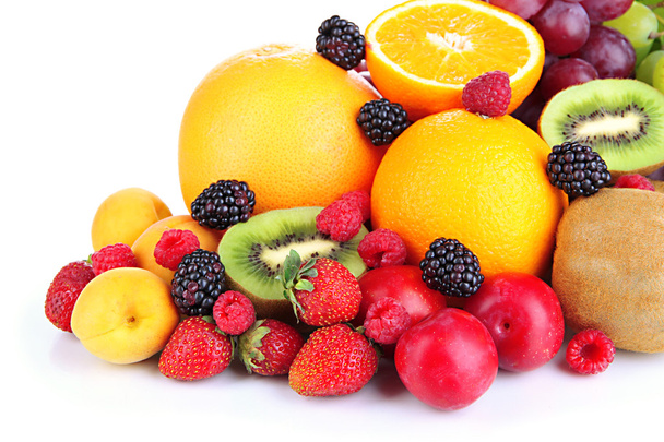 frutas y bayas frescas aisladas en blanco - Foto, Imagen