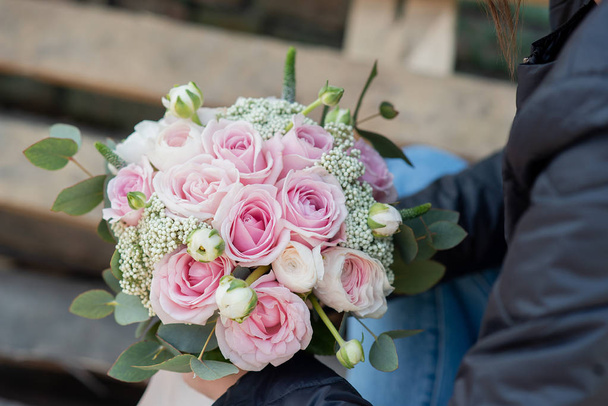 abgeschnittene Ansicht von Frau mit schönen Brautstrauß aus Rosen und Hahnenfuß   - Foto, Bild