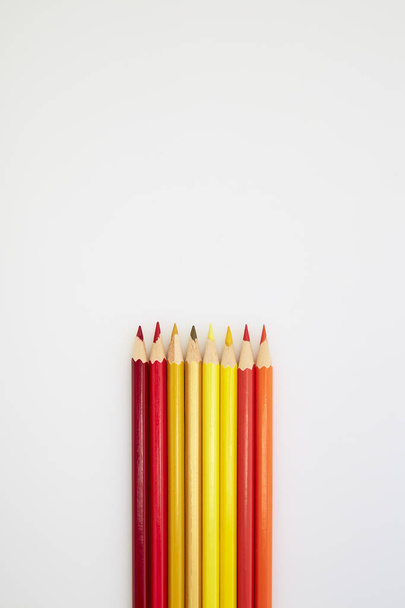 白に赤と黄色の鉛筆 - 写真・画像