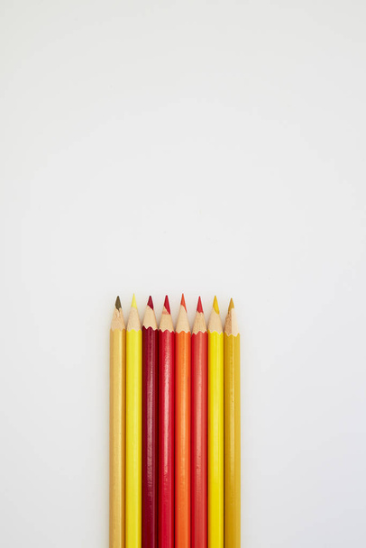 Beyaz kırmızı ve sarı renk kalemler - Fotoğraf, Görsel