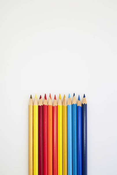 Πολύχρωμα ξύλινα μολύβια για τη σχεδίαση σε λευκό - Φωτογραφία, εικόνα