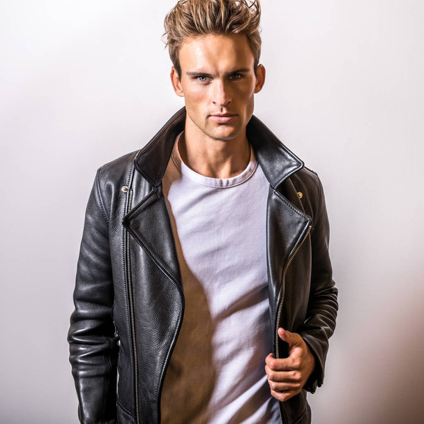 Handsome young man in classic leather jacket. - Foto, immagini