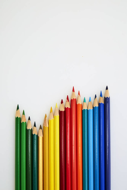 Crayons en bois colorés pour dessiner sur blanc
 - Photo, image