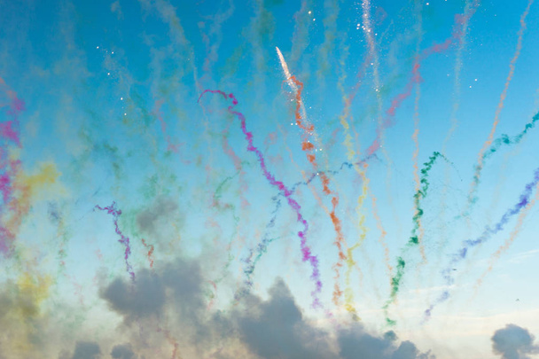 Fuegos artificiales de día hechos con bombas de color explotando pintura de humo
 - Foto, imagen