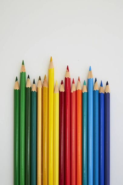 Πολύχρωμα ξύλινα μολύβια για τη σχεδίαση σε λευκό - Φωτογραφία, εικόνα