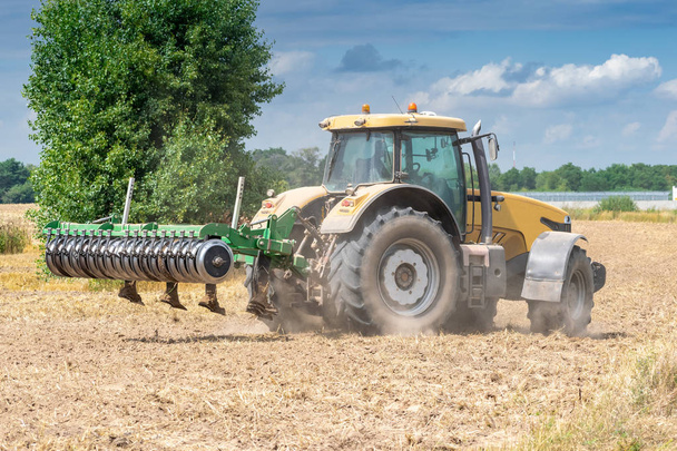 Tractor cultivating the field - Zdjęcie, obraz