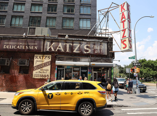 NEW YORK - HEINÄKUU 30, 2019: Historiallinen Katz 's Delicatessen (est. 1888), kuuluisa ravintola, joka tunnetaan Pastrami-voileivistä Lower East Sidessa Manhattanilla
 - Valokuva, kuva