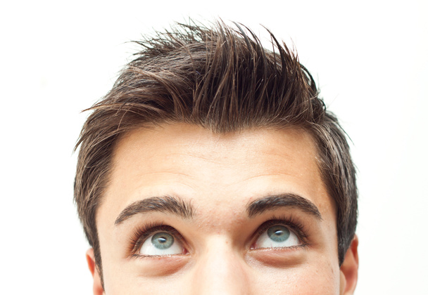 Giovane uomo attraente volto guardando in alto
 - Foto, immagini