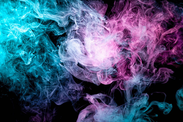 Movimento tóxico de cor azul e rosa abstrato fumaça no fundo preto, design de fogo. Impressão de fantasia para roupas: camisetas, camisolas
 - Foto, Imagem