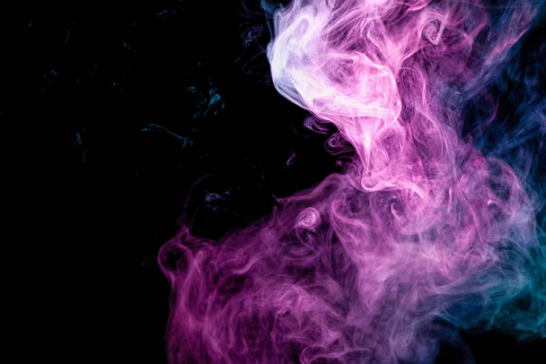 Blauwe en roze bom rook op zwarte geïsoleerde backgroun - Foto, afbeelding