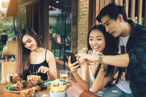 アジアの独身女性の愛のカップルを取る selfie を行うと嫉妬 - 写真・画像