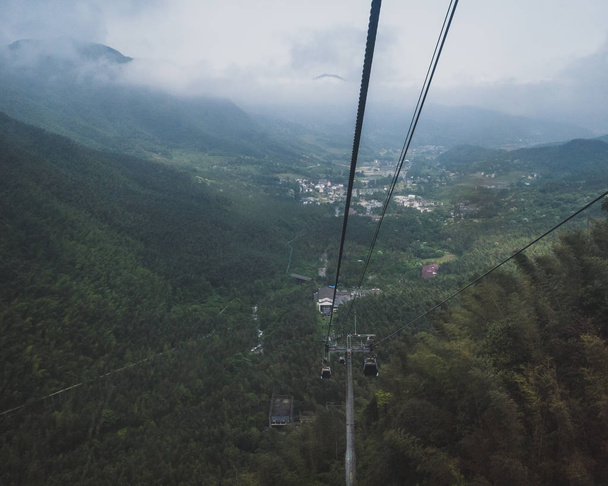 Teleféricos en Mingyue Mountain, Jiangxi, China
 - Foto, imagen