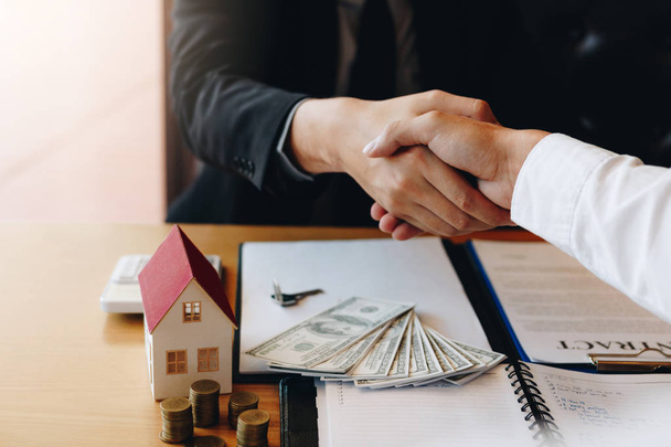 Home verkoop-agenten en kopers werken betreffende ondertekening van nieuwe woningen en Şəki - Foto, afbeelding