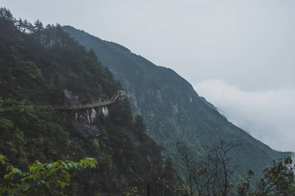 Gallery road on cliff on Mingyue Mountain, China - Foto, Imagem