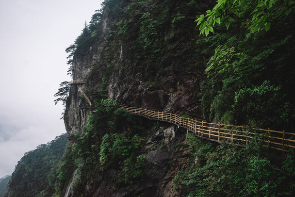 Gallery road on cliff on Mingyue Mountain, China - Foto, imagen