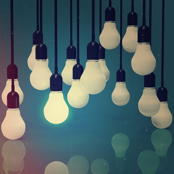 креативная идея и концепция лидерства лампочка на голубом
 - Фото, изображение