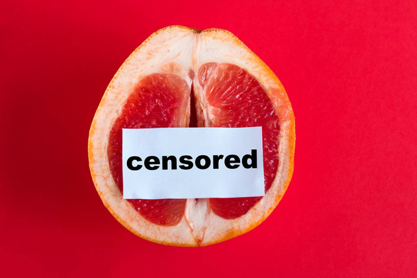 top view ripe juicy grapefruit  with note censored  isolated on a red background - Foto, imagen