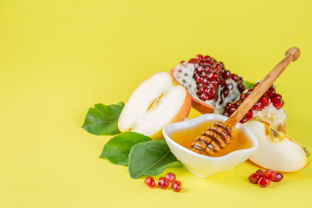 Rosh hashana jewish holiday concept - apples, honey, pomegranate - Foto, immagini