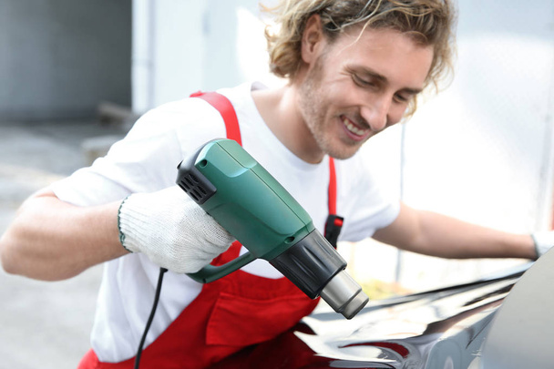 Male worker tinting car window outdoors - Photo, Image