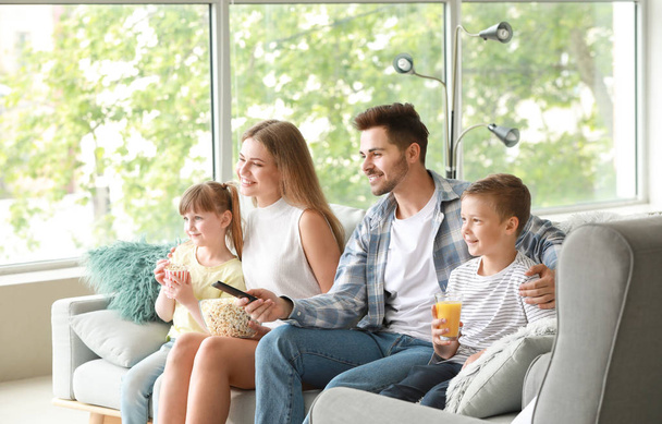 Szczęśliwa rodzina ogląda telewizję w domu - Zdjęcie, obraz